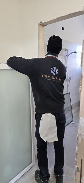 Montaggio degli infissi presso l’Ospedale Renzetti