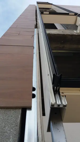 Dettaglio facciata ventilata in alluminio Ospedale Pedaso