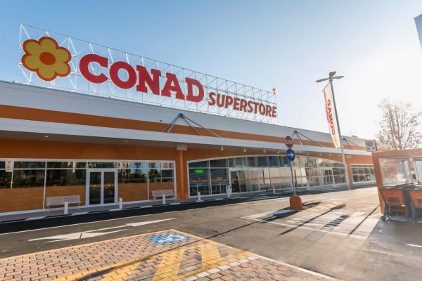 Intervento di installazione infissi con personale qualificato e posa professionale.